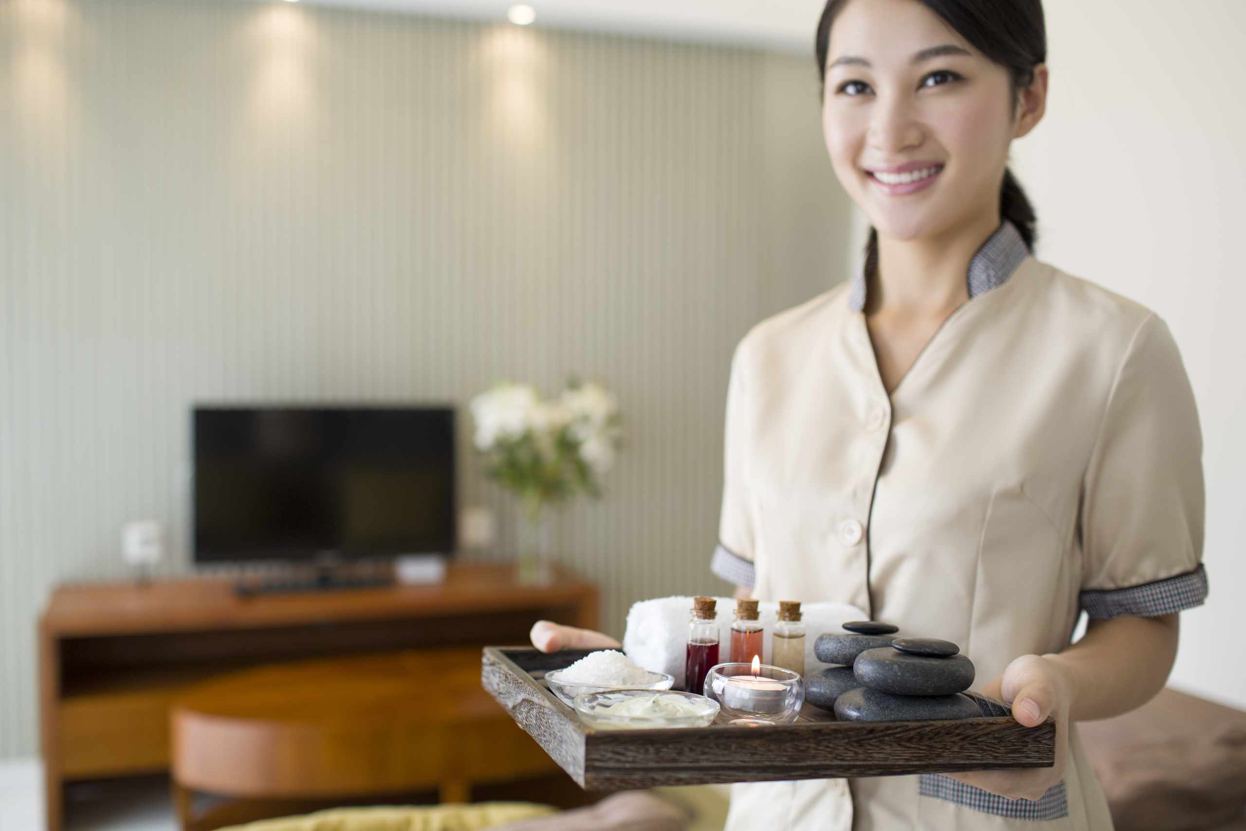 How a Hotel Front Desk Shift Usually Flows From Arrival Checks to Handover Notes